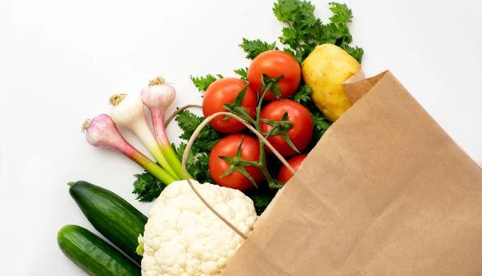 El principal canal para la compra de alimentos, son las tiendas de barrio con 49,4 % de participación