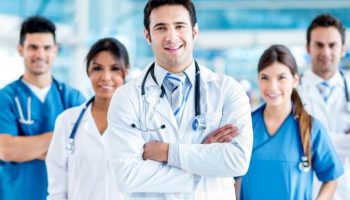 Médicos reunidos