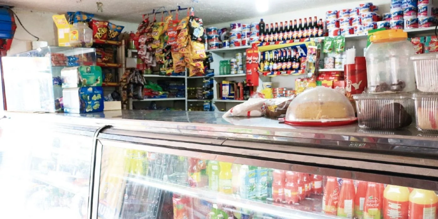 Márgenes de las tiendas de barrio caen hasta 47,3% en medio del debate por eliminar el impuesto saludable