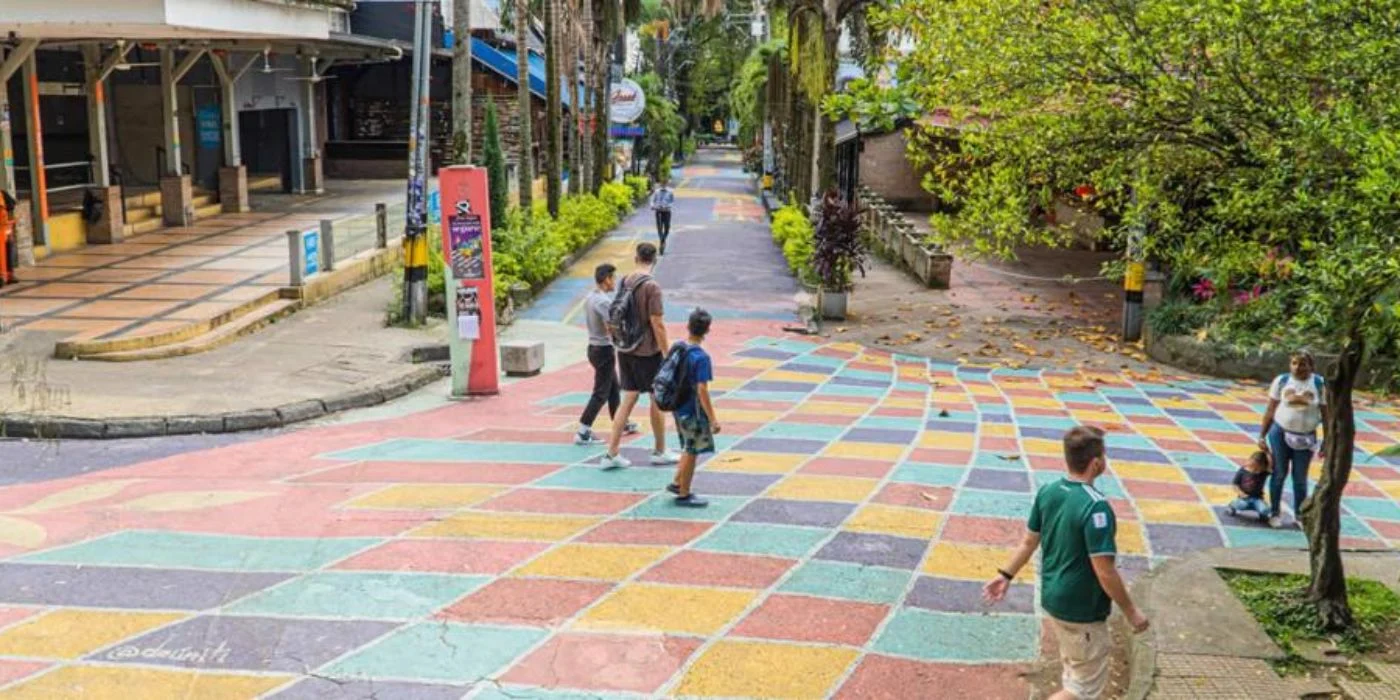 Llegadas al aeropuerto de Medellín crecen 3,9%, mientras el Parque Lleras pasa de 24 a 7 bares afiliados