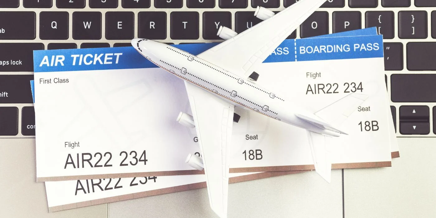 Tiquetes aéreos suben 12,3% en septiembre, mientras el combustible ya pesa 38,0% en los gastos de las aerolíneas